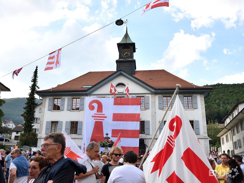Un drapeau jurassien de huit mètres sur huit a été affiché sur l'Hôtel de ville. (photo : Georges Henz)