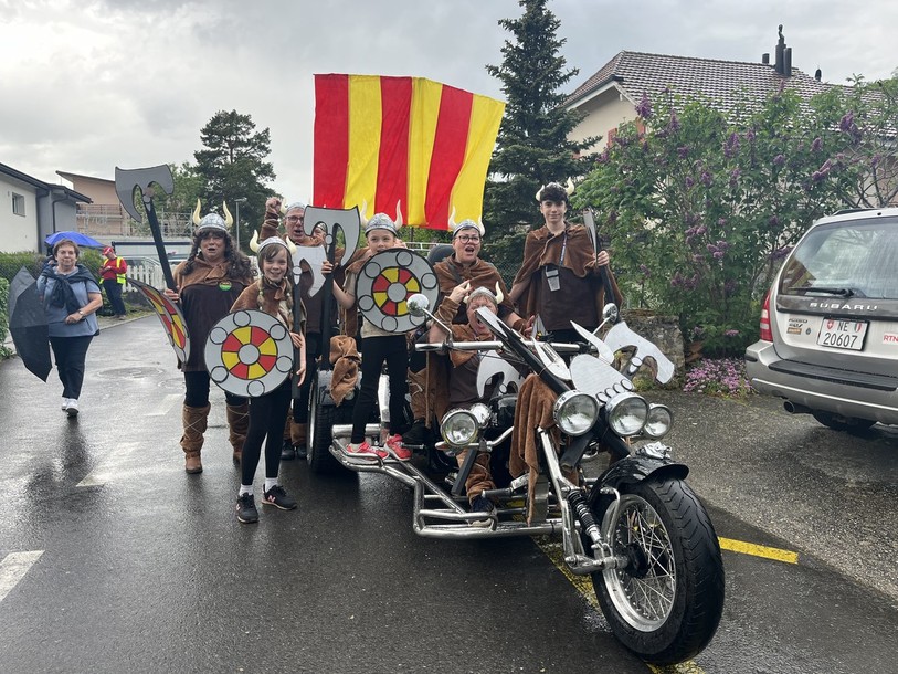 Le char de l'Amicale de la Raisse avec sa moto drakkar avant le cortège de samedi après-midi.