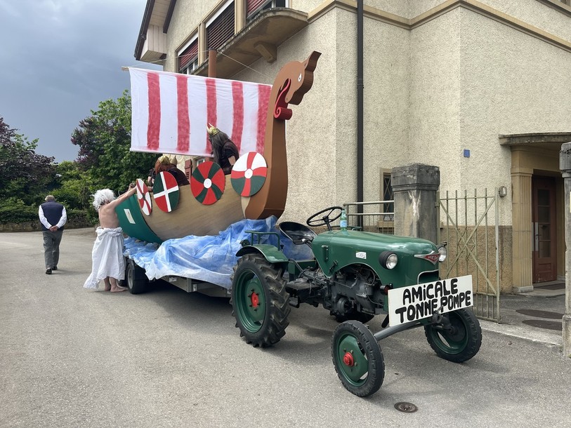 L'Amicale du Tonne pompe, a pris le thème à la lettre avec son drakkar mi viking, mi bouteille de vin. 