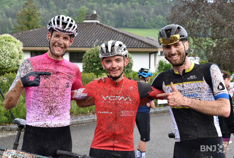 Andy Kläy, Léo Froidevaux et Josué Vallat ont formé le podium de la RaceBikeCho 2025. (Photo : Georges Henz)