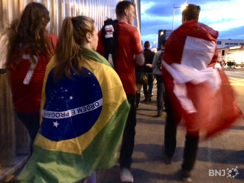 Des supporters des deux camps, en marge de la fanzone de la Maladière à Neuchâtel