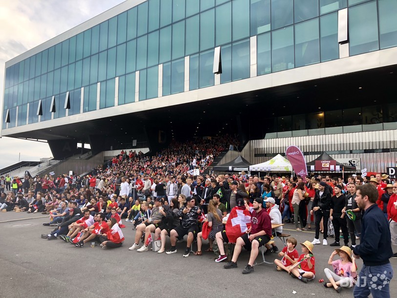 Foule massive à la Maladière pour assister à la rencontre.
