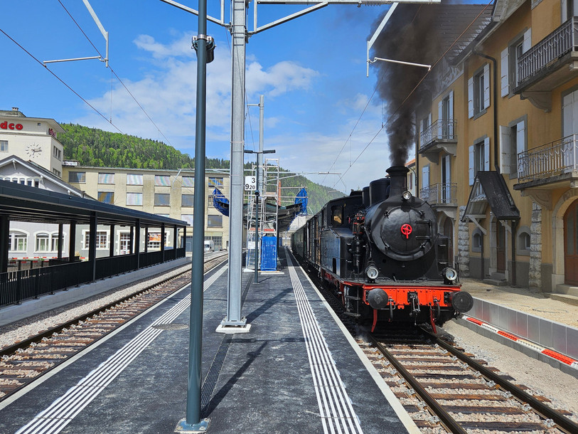 La locomotive Krauss-Maffei du Vapeur Val-de-Travers était en gare de Couvet samedi dernier pour une course d'essai. (Photo: VVT)