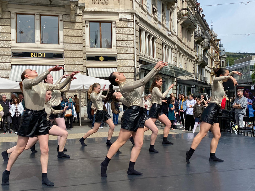 À Bienne comme à Delémont, la Fête de la danse permet au public d’admirer, mais aussi d’essayer de nouvelles disciplines. (Photo : Aurélie Monnier, Evidanse.)