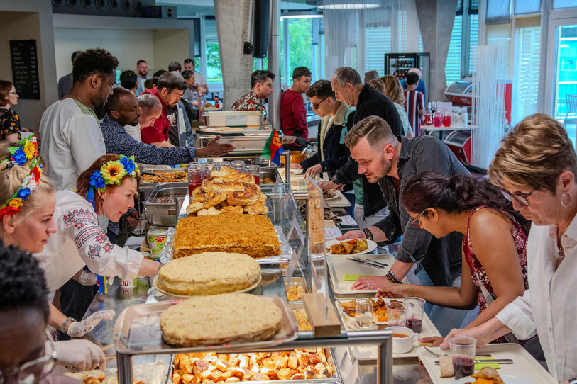 Le repas interculturel proposé avec le centre d’accueil de Tramelan est l’un des moments forts de la manifestation. (Photo : CIP-Solidaire.)