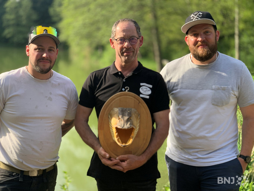 Guillaume Rémy (à gauche), Gilles Morel (au milieu) et son fils Quentin Morel de la société de pêche de la Montoie. Devant eux, le plus grand brochet pêché dans l'étang de Cornol qui mesurait 1,13 m et pesait 12,75 kg !