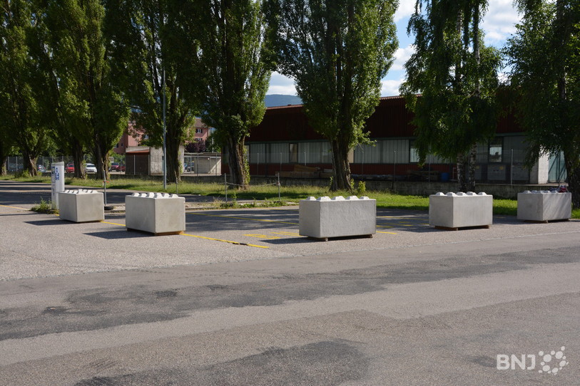 Les blocs de béton avaient été posés par la société du Comptoir delémontain pour empêcher le stationnement de bus. (archive)