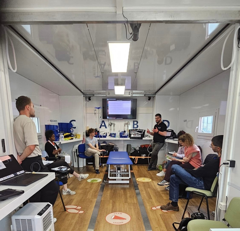 Le formateur, ici Antoine Choffat, donne des feedbacks complets. (Photo : FormaSim