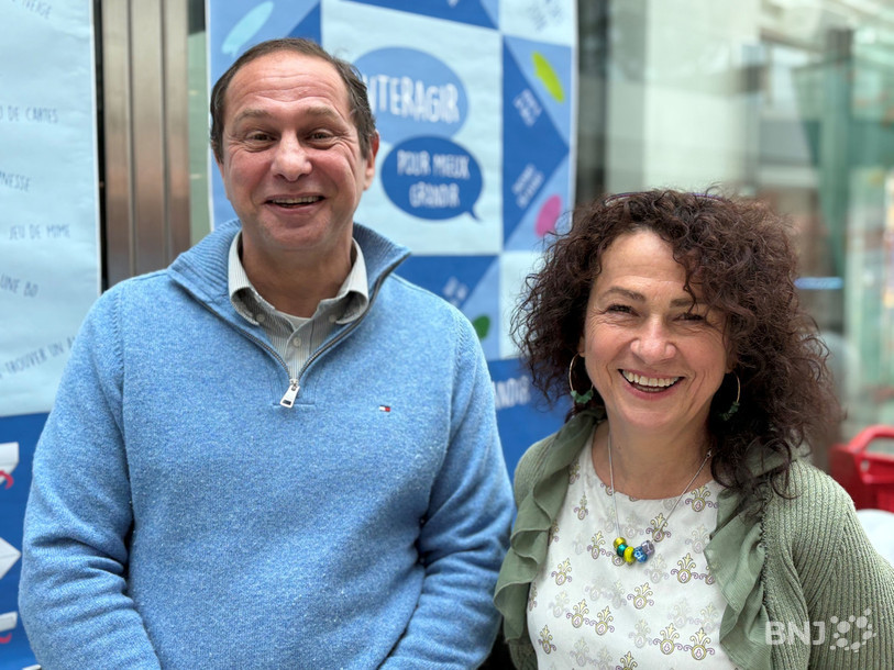 Le Dr Olaf Makaci, chef du Service de la santé et promotion de la santé et Ruth Hynek Hlavizna, responsable du Centre d'orthophonie de La Chaux-de-Fonds sur le terrain pour promouvoir les interactions de qualité entre parents et enfants. 