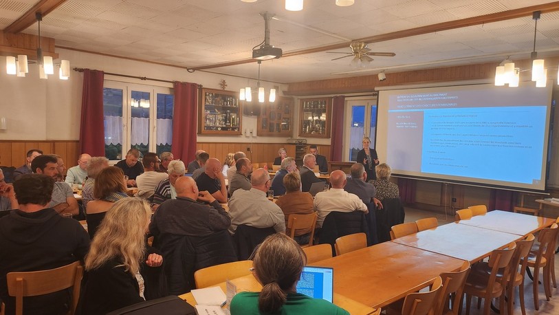 La présentation et les débats sur la réforme des communes ont duré une heure et demi lors de l'assemblée de l'AJC.