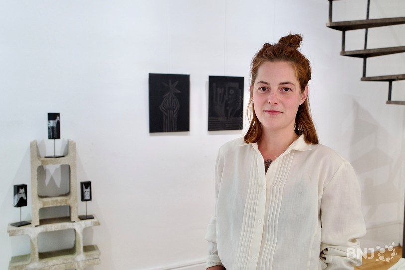 Aline Trachsel pendant l'accrochage à la Galerie Samia Artho