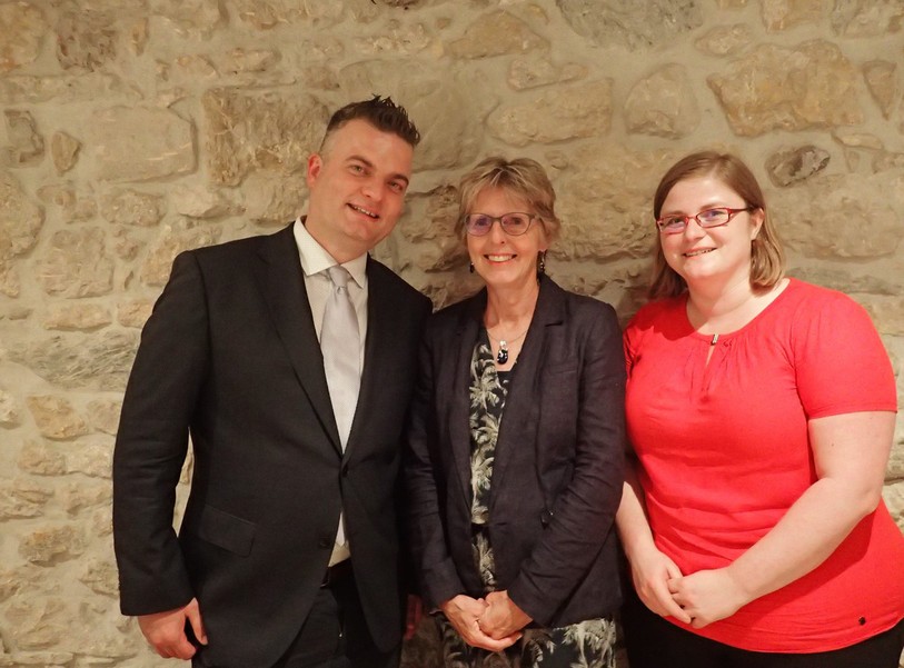 Pierrette Berger-Hirschi (au centre) a été réélue présidente du CAF. Elle est entourée ici de la future secrétaire générale Stéphanie Bailat et du secrétaire général actuel David Gaffino. (Photo LDD).