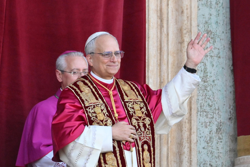 Le nouveau pape Léon XIV salue la foule pour la première fois, au balcon de la Basilique Saint-Pierre. (Photo : EPA/ALESSANDRO DI MEO)