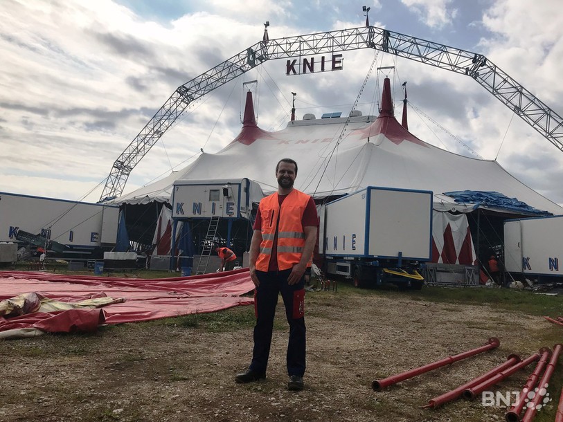Franco Knie Junior s'assure que les travaux de construction du chapiteau se passent bien