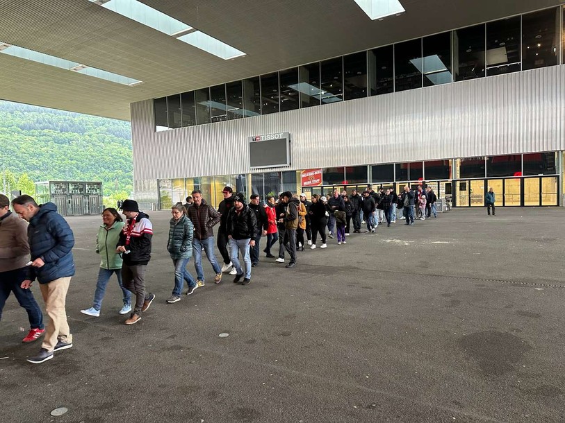 De nombreuses personnes patientaient déjà aux entrées des secteurs A et D de la Tissot Arena avant l'entame de la partie. (Photo : Lyndon Viglino)