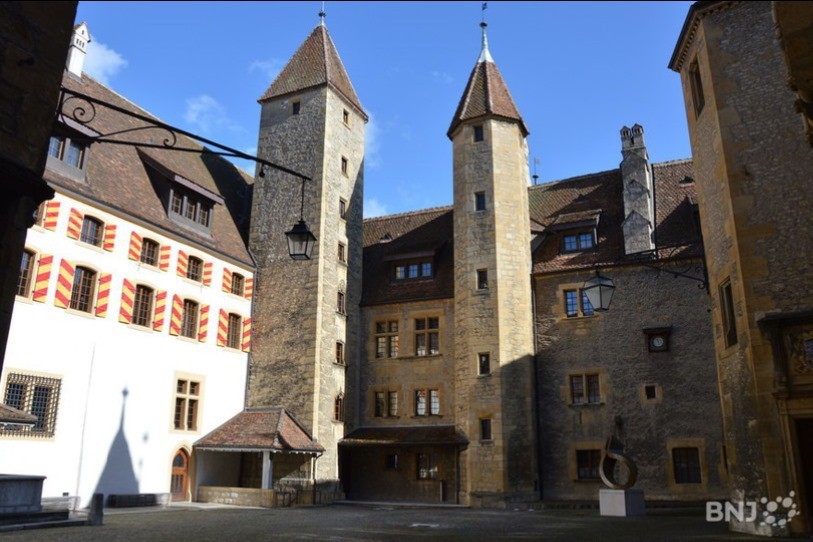 La Chancellerie de l'État de Neuchâtel est en proie à de vives tensions.