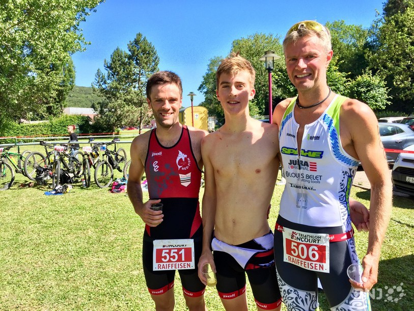 Alexis Cohen entouré de son demi-frère Mickael Verniers (à g.) et de Romain Christe samedi lors du triathlon de Boncourt.
