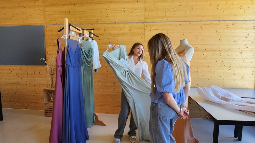 Shania Léchenne face à une cliente pour vendre une robe. Un exemple de ce que les participants devaient faire lors des SwissSkills.