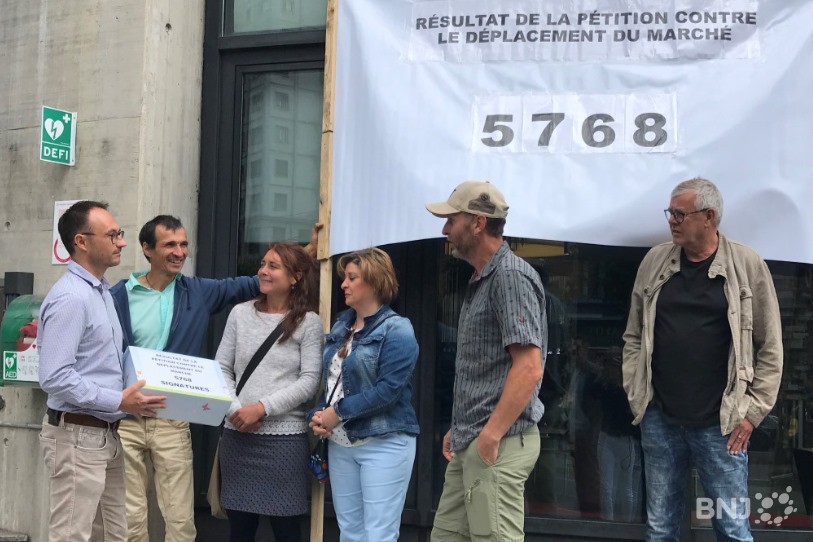 Daniel Schwaar, chancelier de la Ville de La Chaux-de-Fonds, reçoit les 5768 signatures.