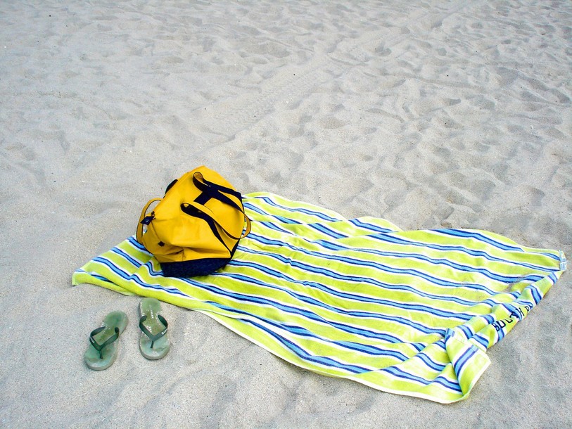 Serviette de bain posée sur la plage