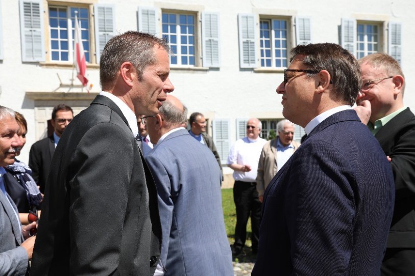 Au premier plan à gauche, le président du Gouvernement jurassien David Eray, en conversation avec l'évêque de Bâle Mgr Félix Gmür. Photo : Canton du Jura.