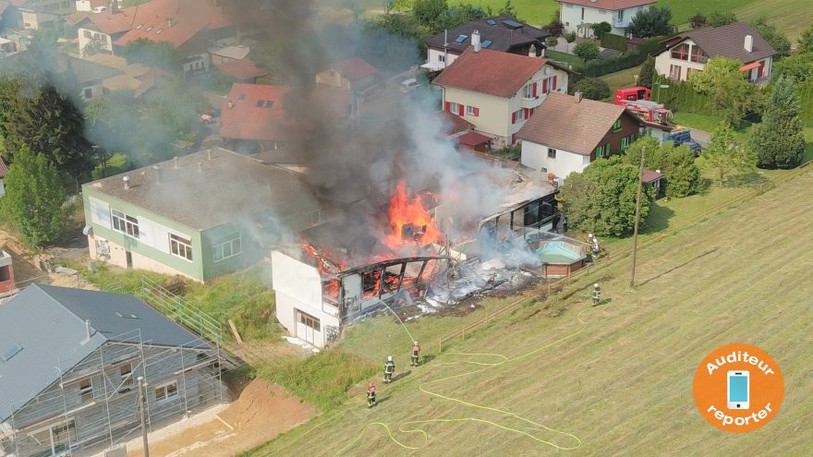 Un entrepôt a été ravagé par les flammes mardi après-midi à Grandval. (Photo: auditeur reporter)