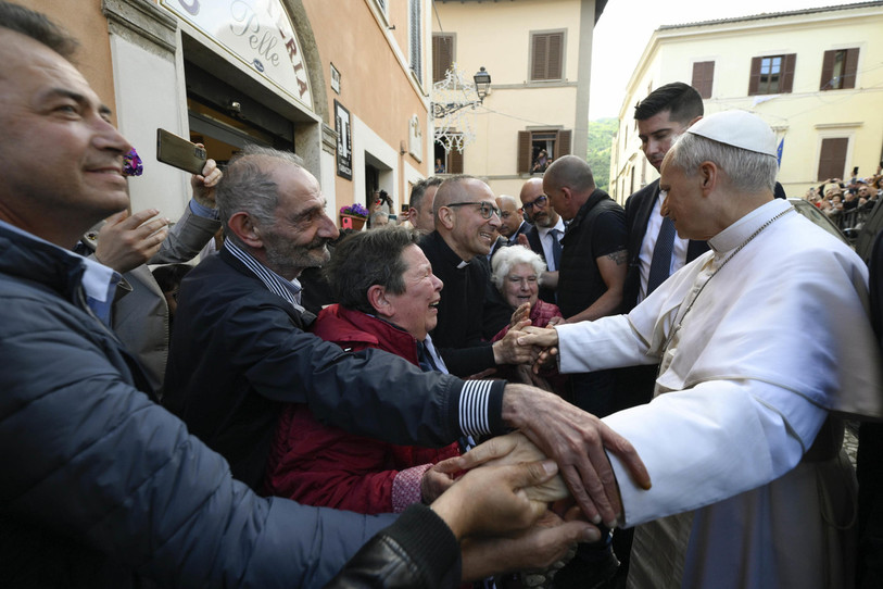 A peine sorti de la voiture, le pape Léon XIV est tout de suite salué par une foule compacte à Genazzano, près de Rome. (Photo : EPA/VATICAN)
