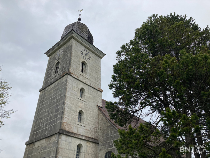 Le clocher du temple de La Chaux-du-Milieu a la particularité d'être en forme de bulbe.