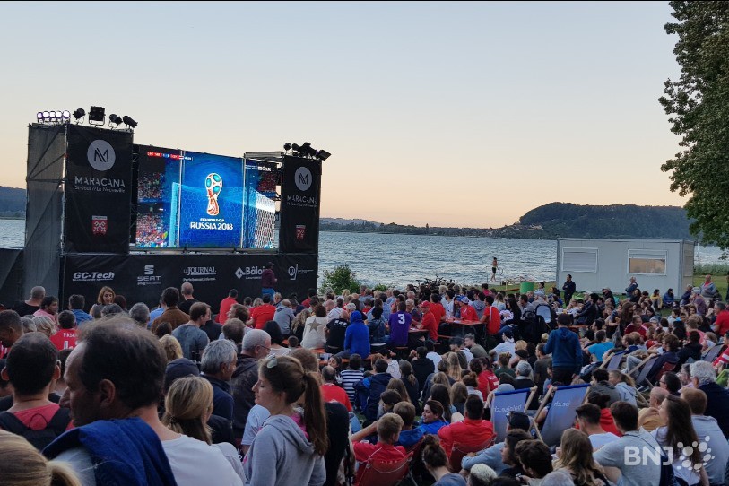 La fan zone se trouve au bord du lac de Bienne.