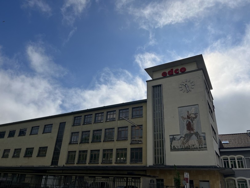 L'ancienne manufacture de machine à tricoter, fermée à la fin des années 80, accueille aujourd'hui une vingtaine d'entreprises et PME diverses.