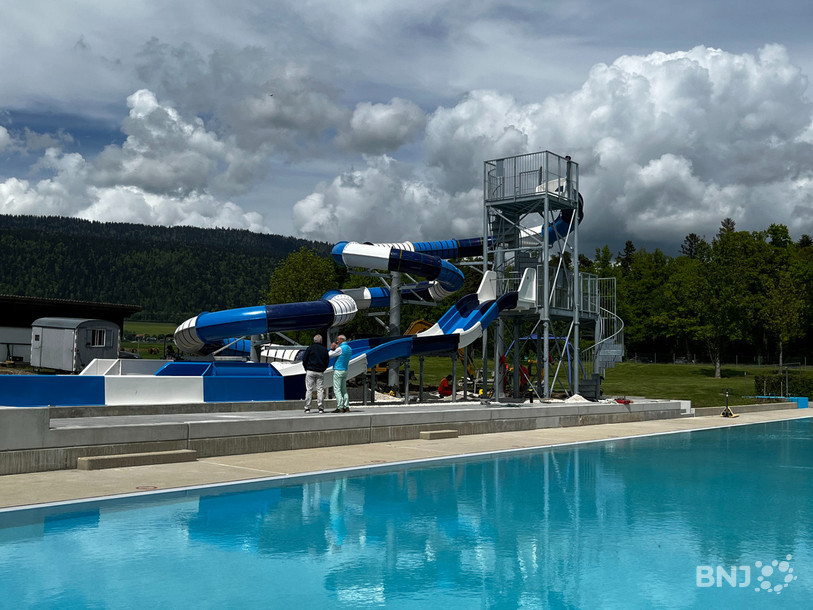 Les nouveaux toboggans de la piscine d'Engollon.