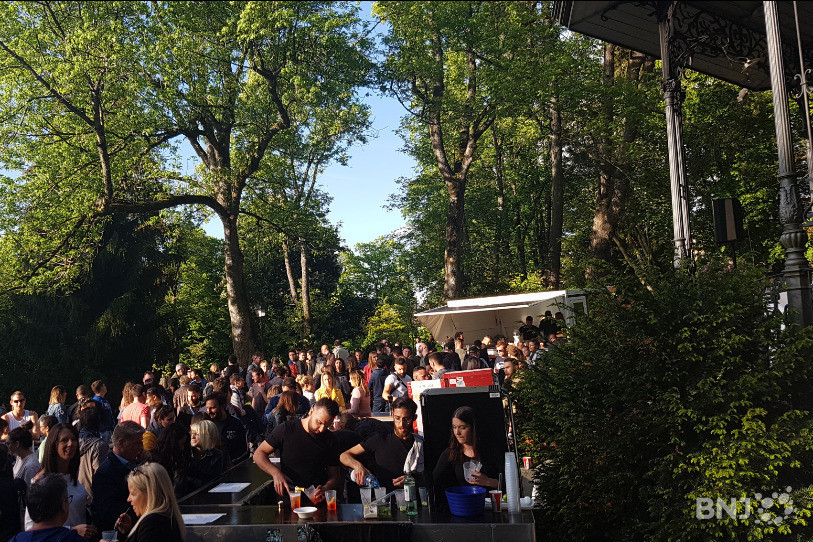 La première édition de l'afterwork avait réuni 600 personnes en mai selon les organisateurs, au pied du kiosque à musique Art nouveau du parc des Crêtets.