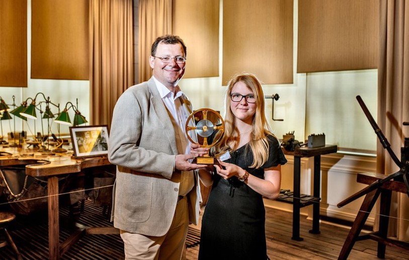 Jana Willemin recevant son prix de Thierry Stern, président de Patek Philippe.