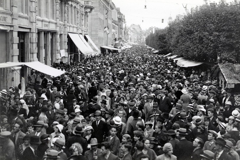Foule sur « le POD ». Braderie de La Chaux-de-Fonds, 1934, carte postale anonyme (Bibliothèque de la Ville de La Chaux-de-Fonds, Cabinet des arts graphiques, Fonds cartes postales)