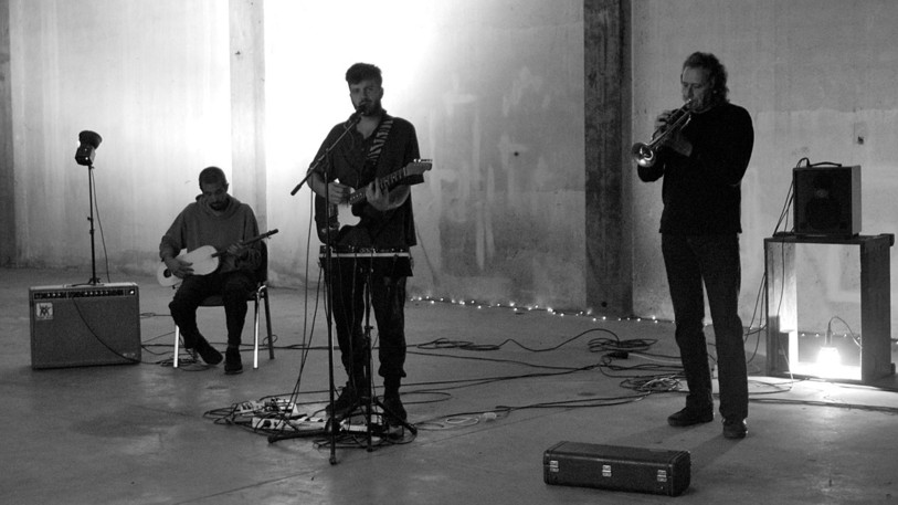 Léo Rebetez (au centre) sera accompagné par Gérald Pittet (à droite) et Jérôme Humbert, alias Onimo (à gauche) jeudi soir au Théâtre du Jura. (Photo : Léo Rebetez.)