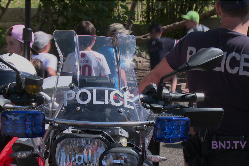 Les enfants ont été nombreux à vouloir grimper sur la moto de police.