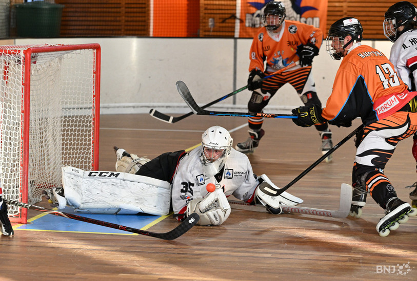 Le SHC Rossemaison a finalement pris la mesure de Buix 10-6 dans le derby mercredi soir. (Photo: Georges Henz)