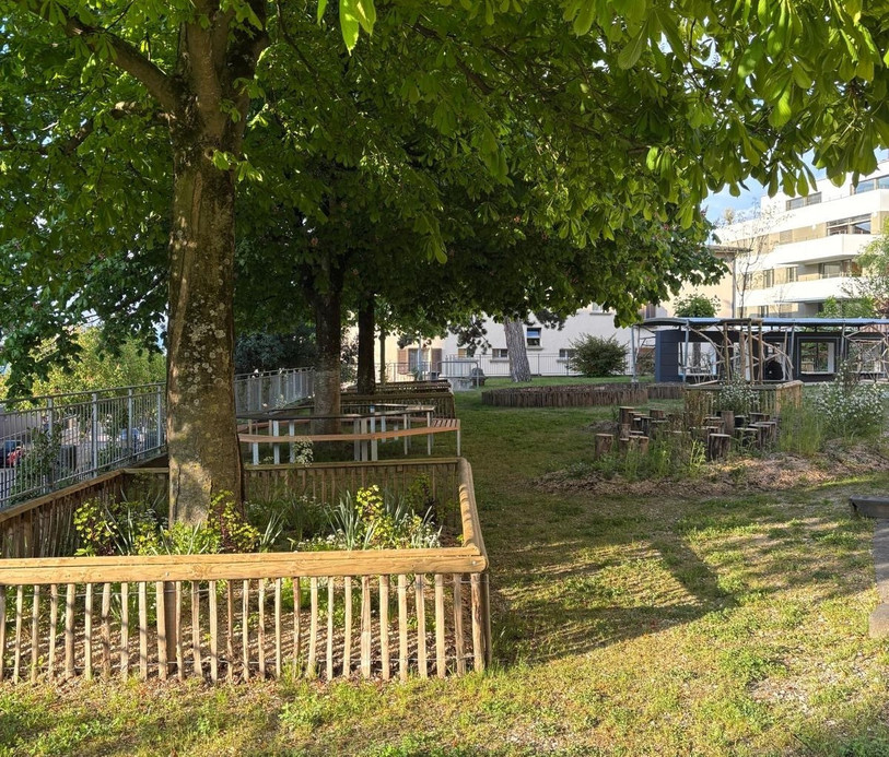 La cour du collège de Vauseyon à Neuchâtel est désormais plus verte. 