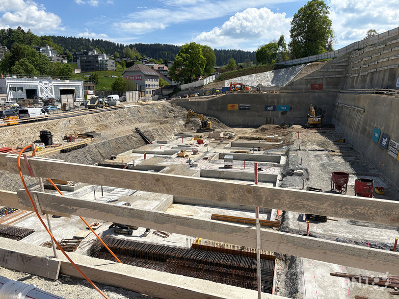 De ce trou gigantesque, creusé à la rue de l’Hôtel-de-Ville à La Chaux-de-Fonds, sortira le site principal de Viteos.