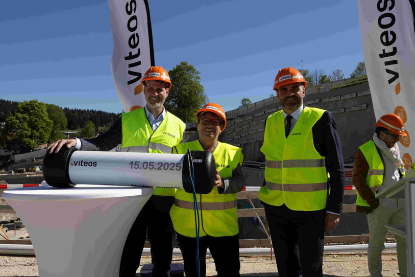 Daniel Pheulpin, directeur général de Viteos, Josette Frésard présidente du Conseil d’administration et Laurent Favre, conseiller d’Etat ont enterré une capsule temporelle dans les fondations du futur bâtiment. (Photo : Viteos)