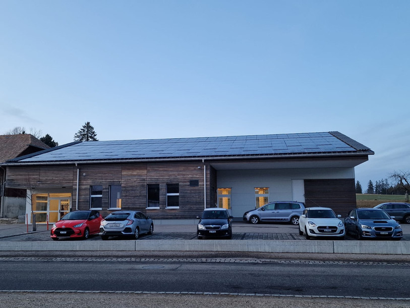 220 panneaux solaires ont été répartis sur les deux pans du toit de la Maison des Œuvres à Lajoux. Cette troisième installation est la plus imposante. (Photo : Franches Energies).