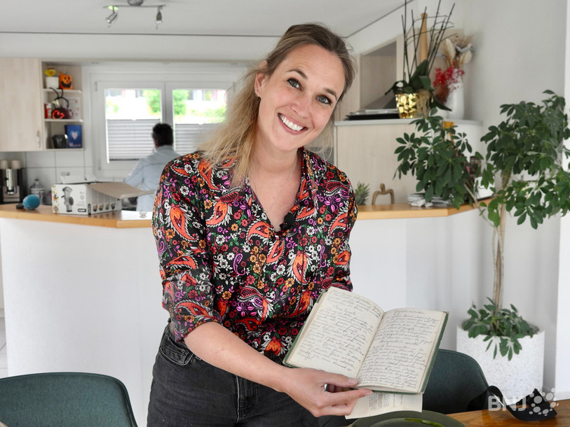 Nathalie Zürcher nous ouvre un livre de recettes jurassiennes écrites à la main.