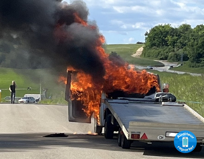 Une dépanneuse a pris feu à Bure.