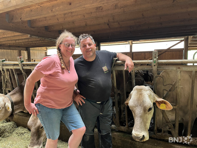 Catia et Martin Kohli pose aux côtés d'Ascona, une brune suisse qui fait la fierté des deux éleveurs Beutchins.
