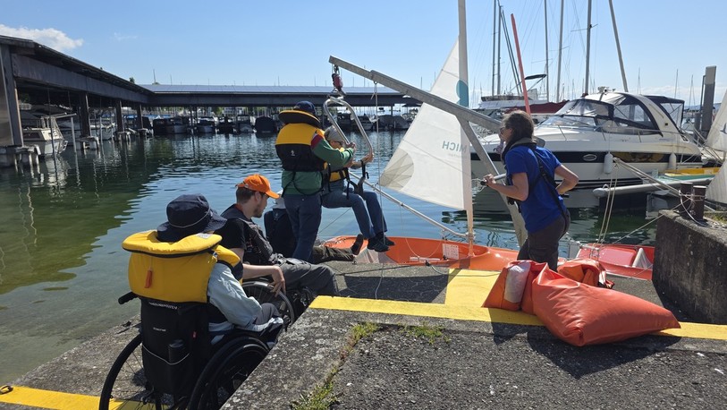 Samedi matin, la cigogne installée au port du Nid-du-Crô a été utilisée pour la première fois.