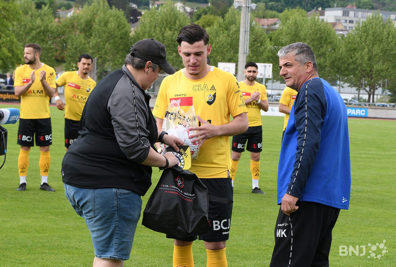 Altin Shala a été honoré à l'occasion de son dernier match sur La Blancherie avant de vivre la grande aventure de la Super League sous le maillot du FC Sion. (Photo : Georges Henz)