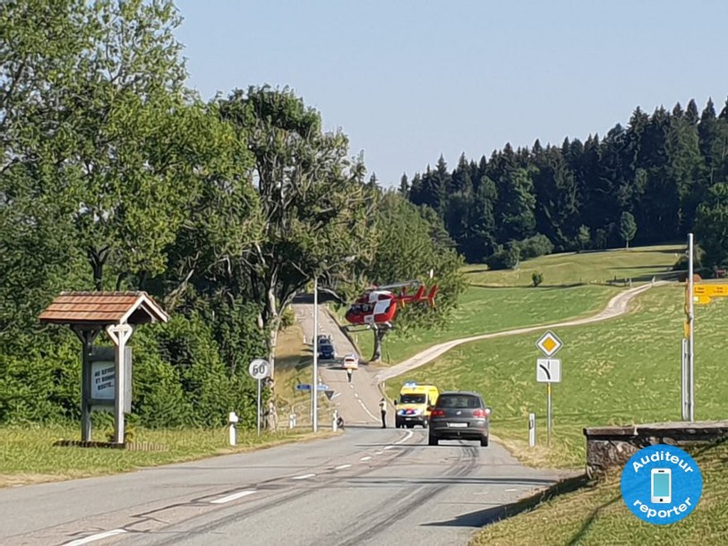 La police, une ambulance, ainsi qu'un hélicoptère se sont rendus sur les lieux de l'accident