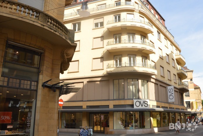 Le bâtiment encore occupé par OVS au centre-ville de Neuchâtel.