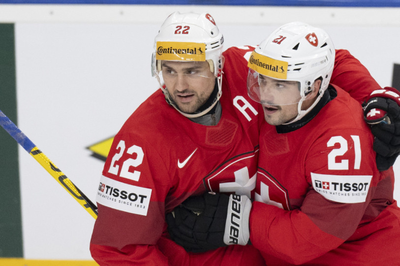 Nino Niederreiter, ici avec Fiala à Prague l'an dernier, vient renforcer la Suisse à Herning. (Photo : CREDIT: KEYSTONE/PETER SCHNEIDER.)