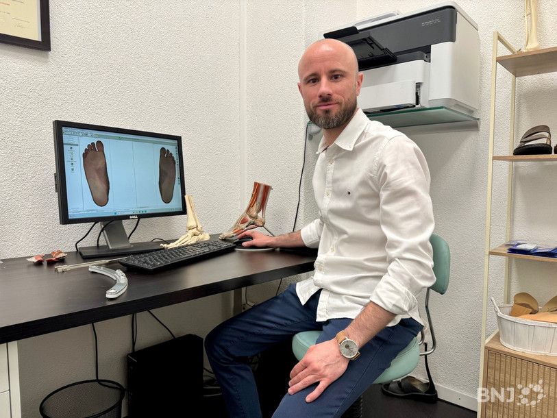 Maxime Reynaud examine le dossier d'un patient sur son écran.